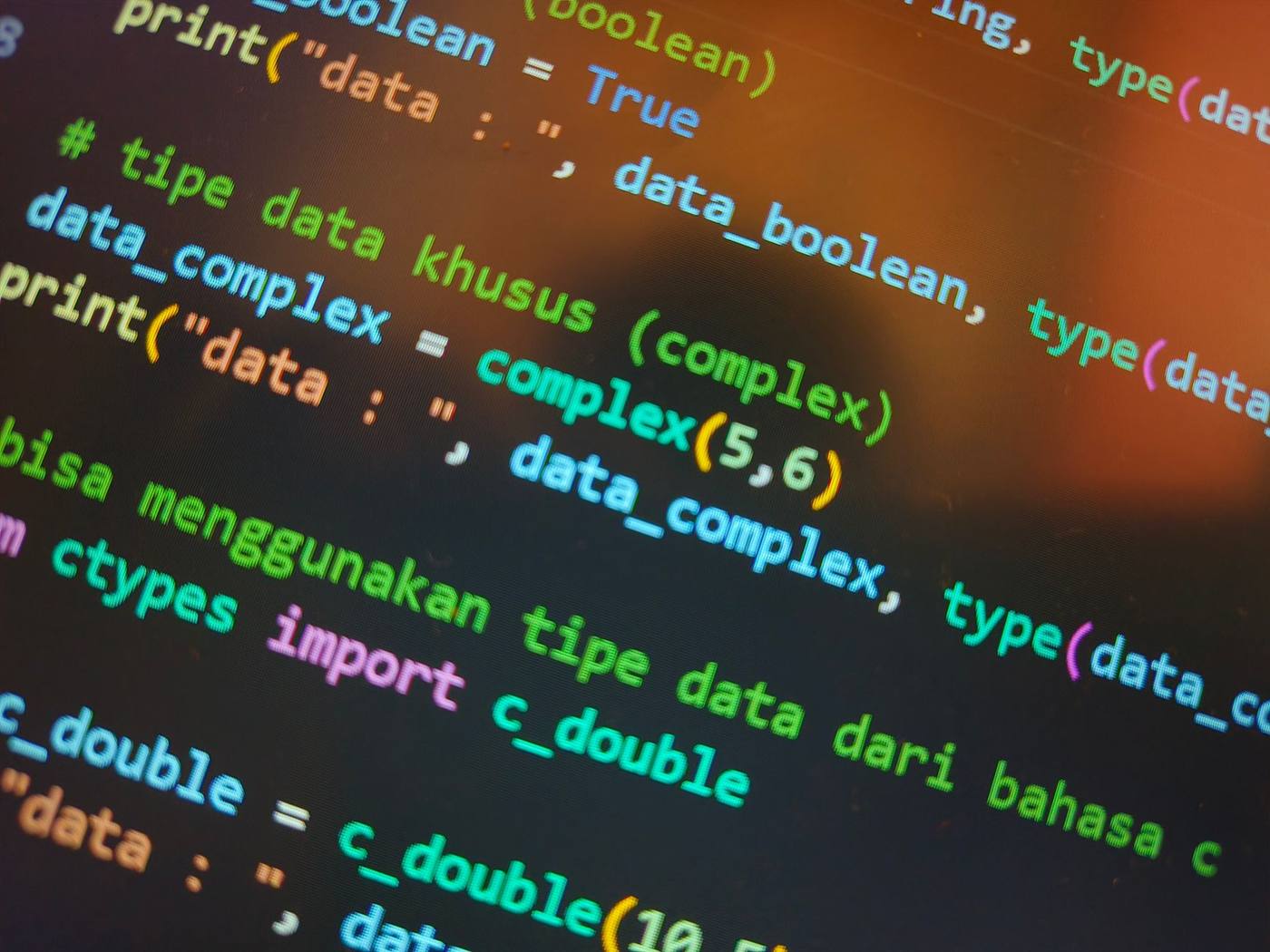 Kode program di layar