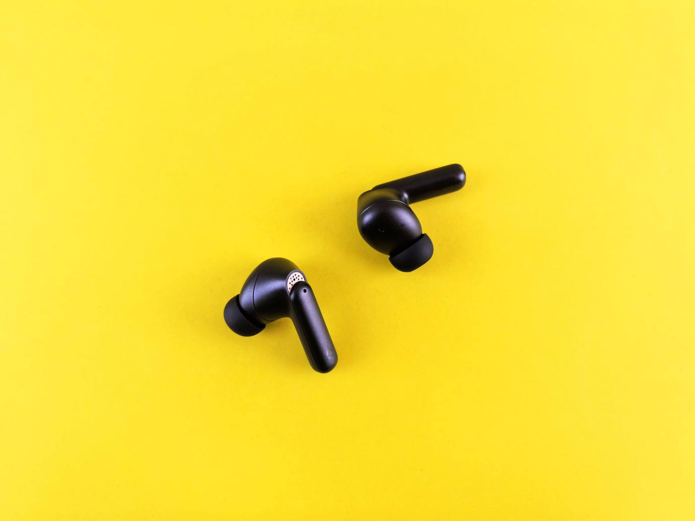 Earbuds nirkabel hitam