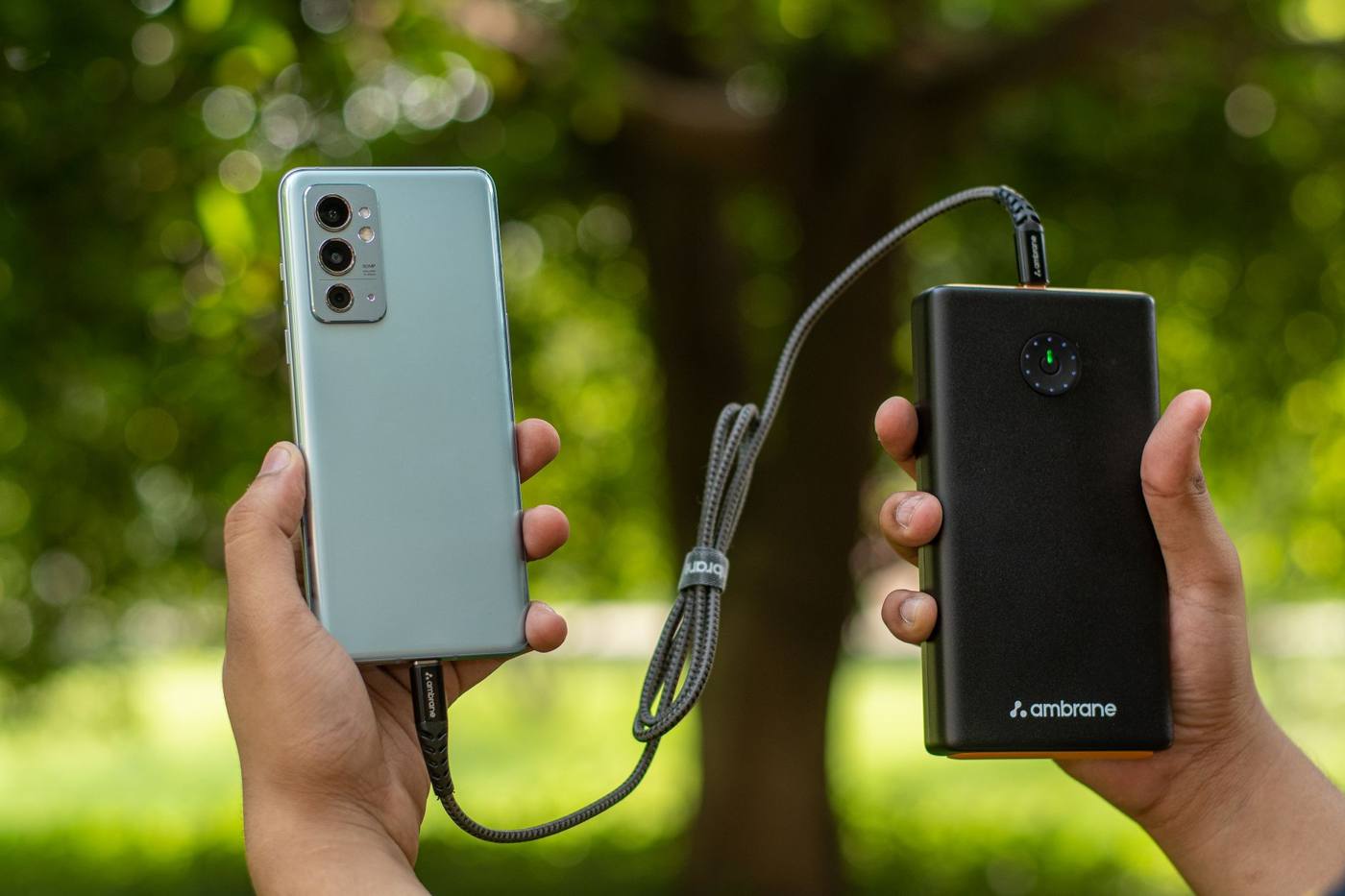 Ponsel tersambung ke power bank