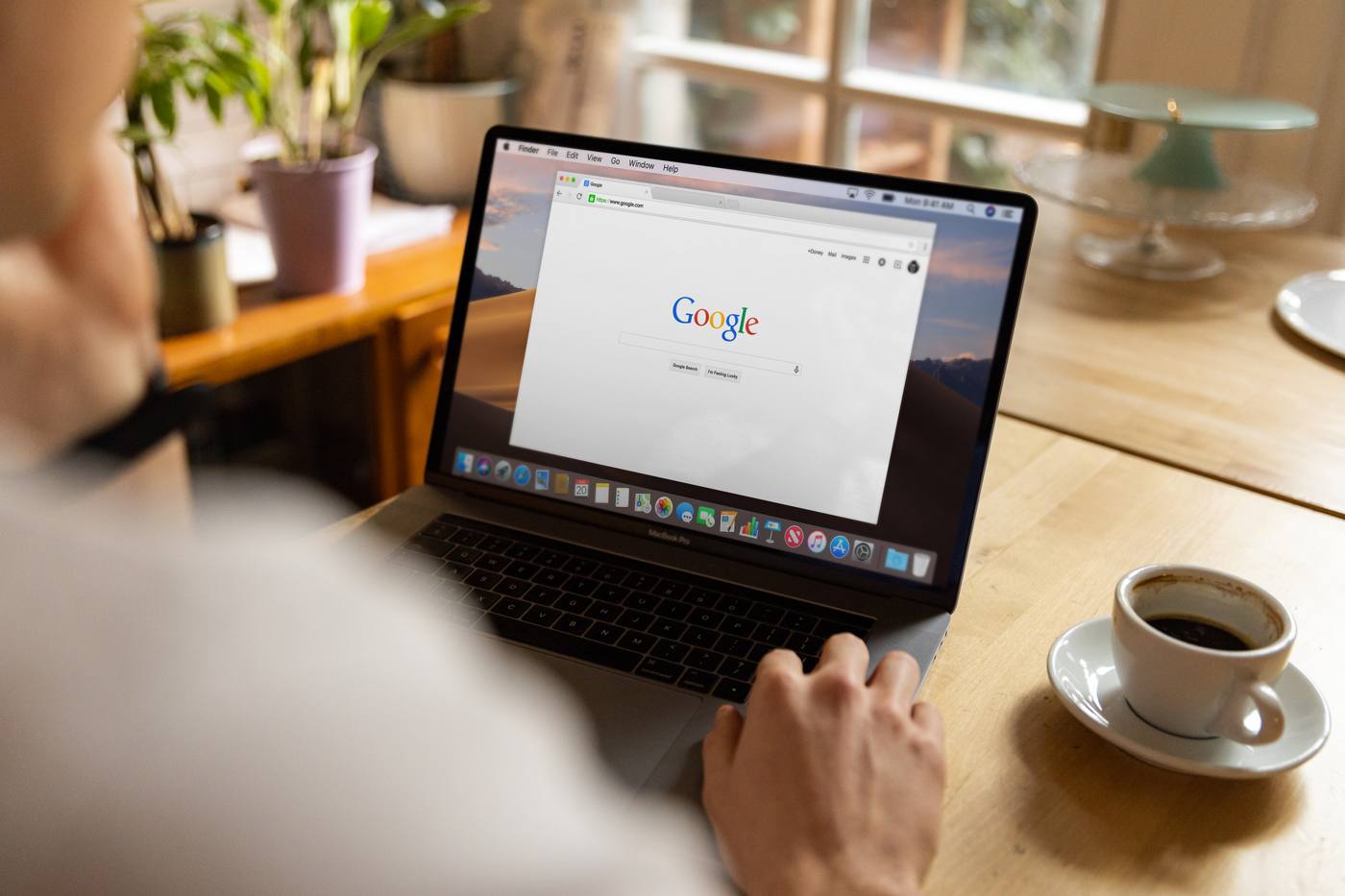 Mencari di Google lewat laptop