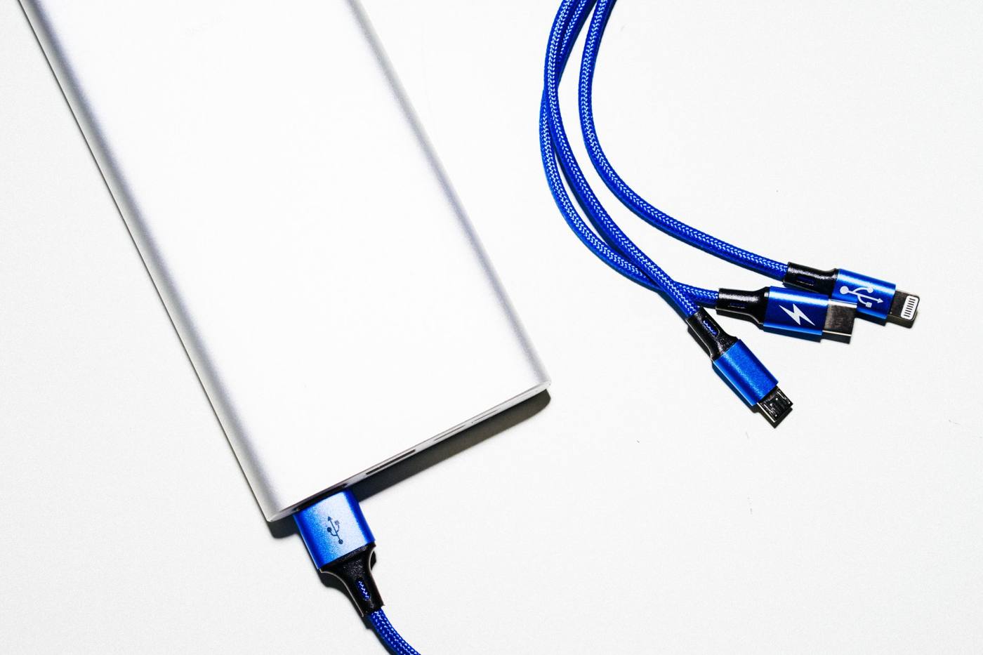 Power bank dengan kabel USB biru